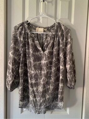 Cynthia Rowley 100% Silk Grey white Print V Neck Blouse Size XS